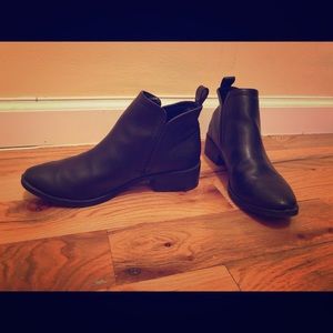Size 7 Merona booties!